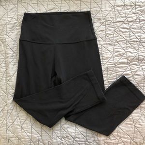 BLACK CROPPED LULULEMON LEGGINGS